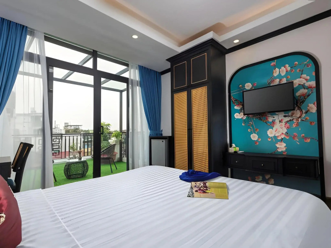 Queen Light Hotel