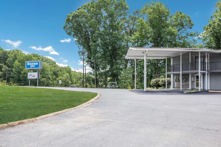 Royal American Inn