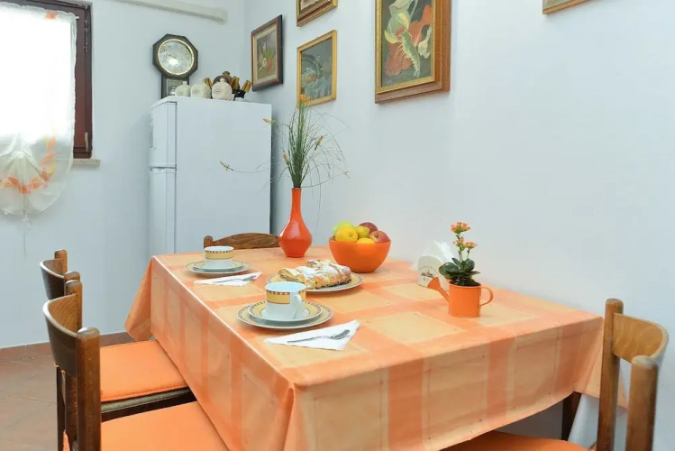 Apartment 522