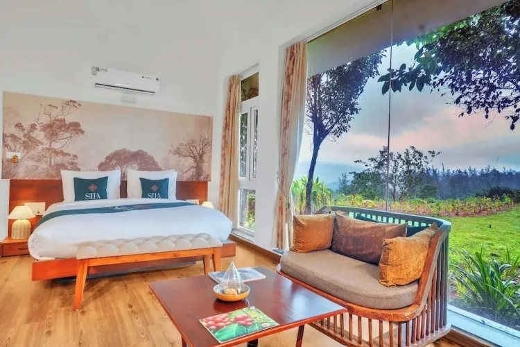Standard room with balcony and with pool view