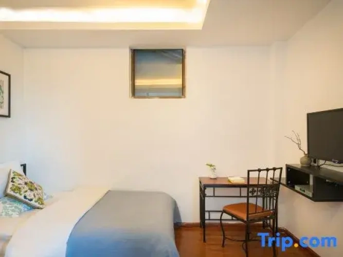 Standard room with courtyard view