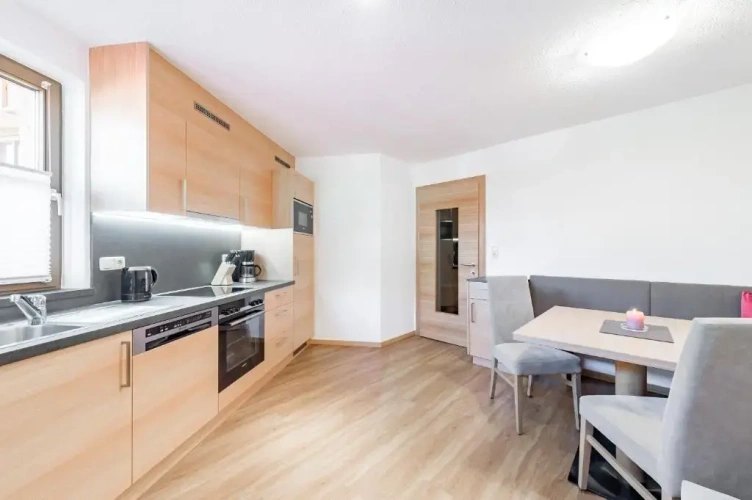 4 Bedrooms Apartment