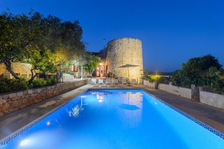 4 Bedrooms Villa