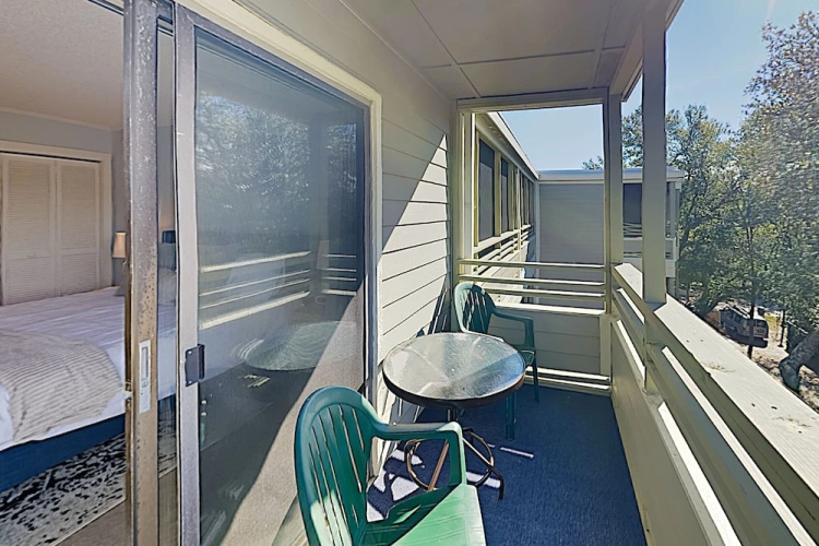 New Listing! Top-floor - Pool, Walk To Beach 2 Bedroom Condo