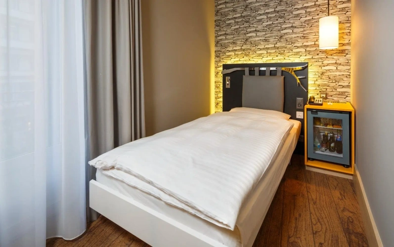 Single room with street view