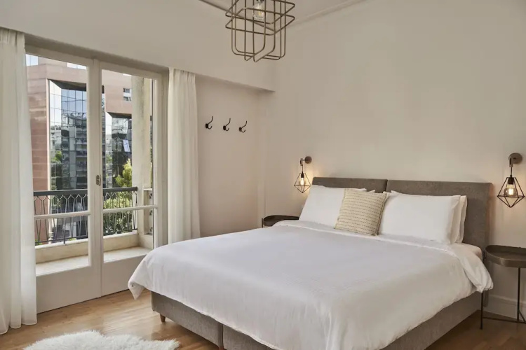 Chic n Bright 3Bd Apt with Hilton View