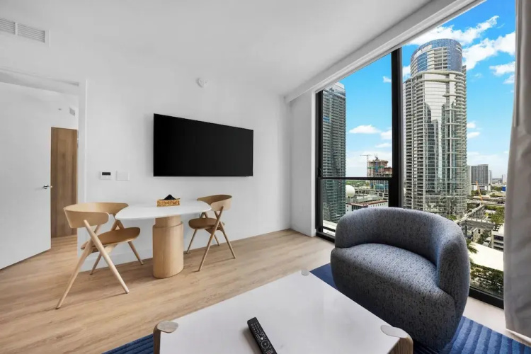 Chic Downtown 1BR with Stunning Views