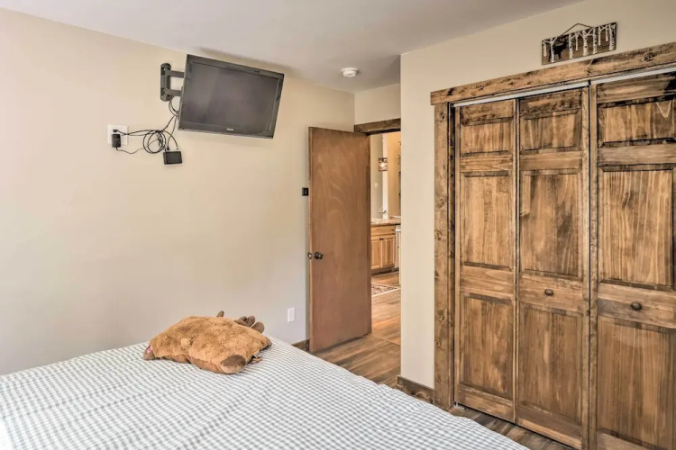 5 Mi to Ski Resort: Mtn-view Breck Home w/ Hot Tub