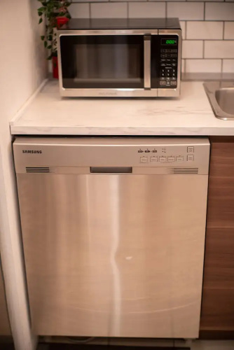 SUPERB 1 Bed Apt. Steps Away From Metro