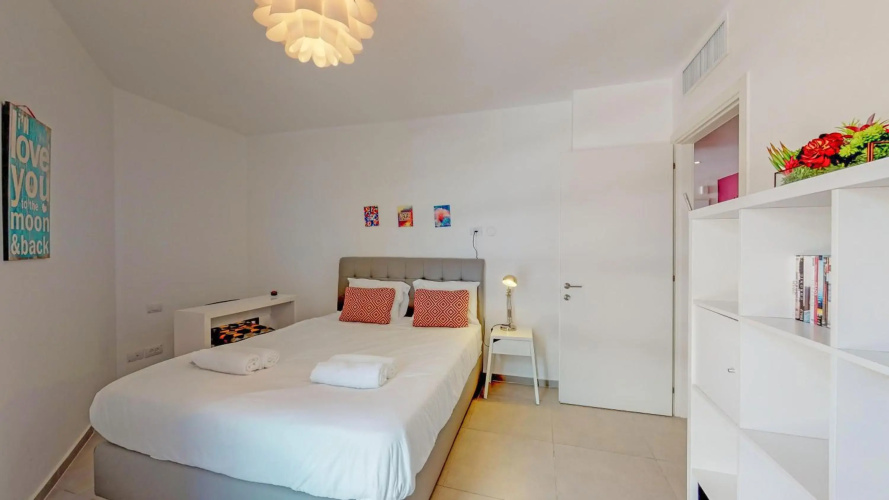 Luminous 3BR in Florentine