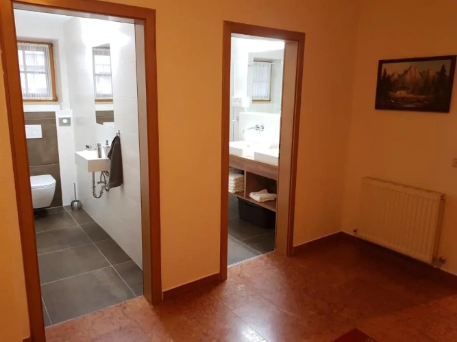 5 Bedrooms Apartment
