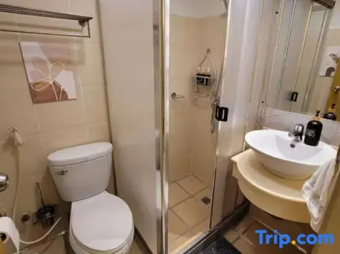 Stunning Suite 10 Steps from Eastwood Mall