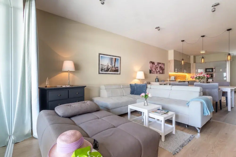 Lakefront Elegant Condo Lela