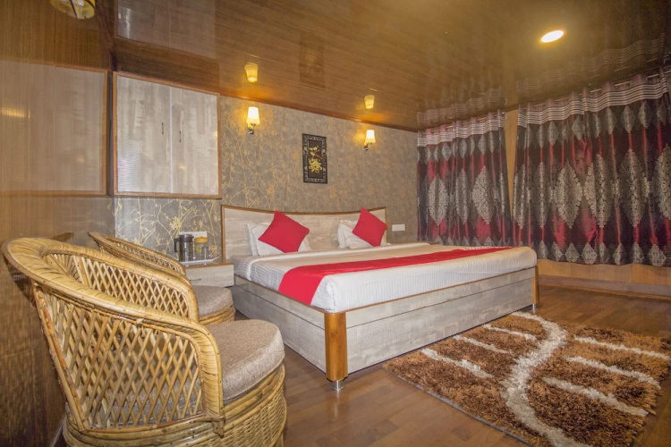 OYO 3875 Hotel Everest Glory