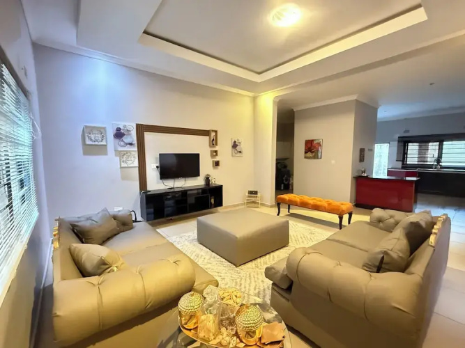 Spacious & Modern 3-bedroom Foxdale