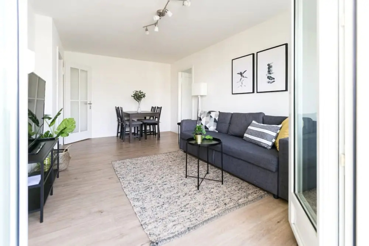 Modern Flat w Netflix Balcony top Location