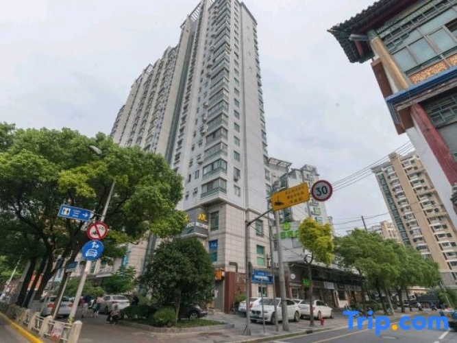 Yunhai Electric Sports Hotel (Yan'an West Road Subway Station)