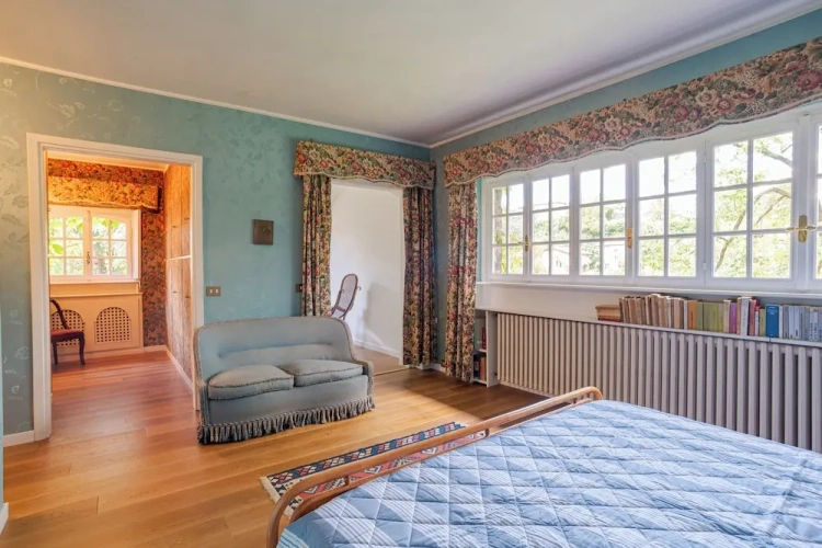 5 Bedrooms Family Villa