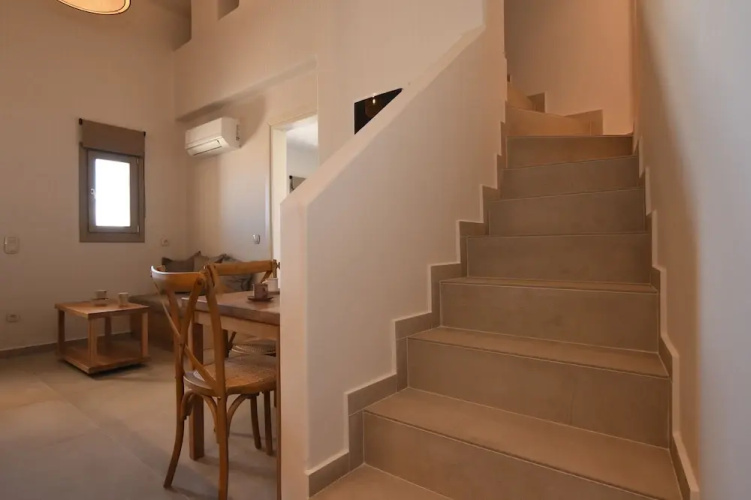 Santorini - Villa - Sleeps 4 - Pool - Parking