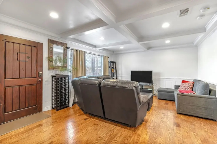 Fully Updated 3 BDR Seaside Home Minutes to Beach!