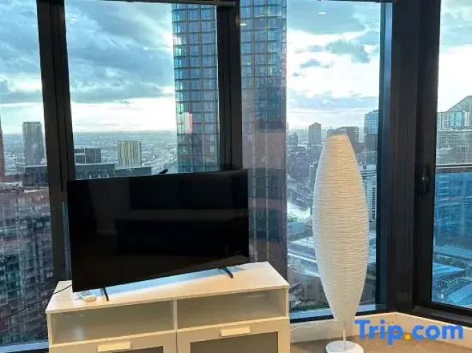 Melbourne Sky-High 2BR City Views & Free Parking
