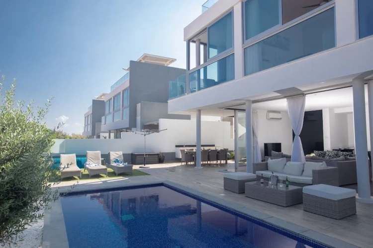 3 Bedrooms Villa