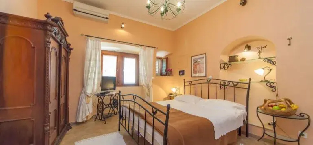 Amoret Apartments