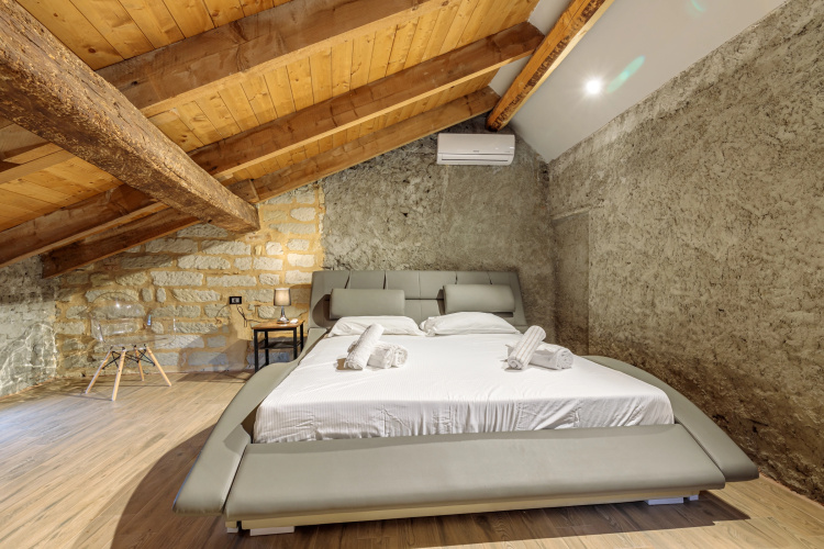 Cascina Liebe with sauna among vineyards