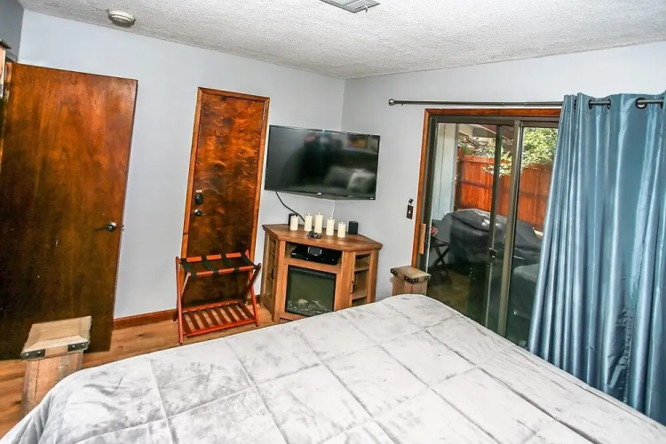 1828-goldilocks Getaway 2 Bedroom Home by RedAwning