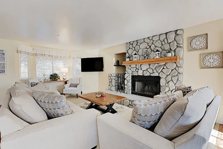 Tree-top Getaway W/ Forested Views & Elevated Deck 3 Bedroom Home