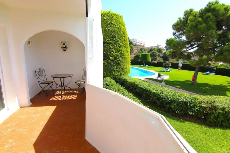 2 Bedrooms Apartment with balcony and with garden view