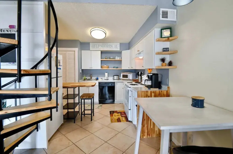 Walk to Beach Pool Sleeps 6!
