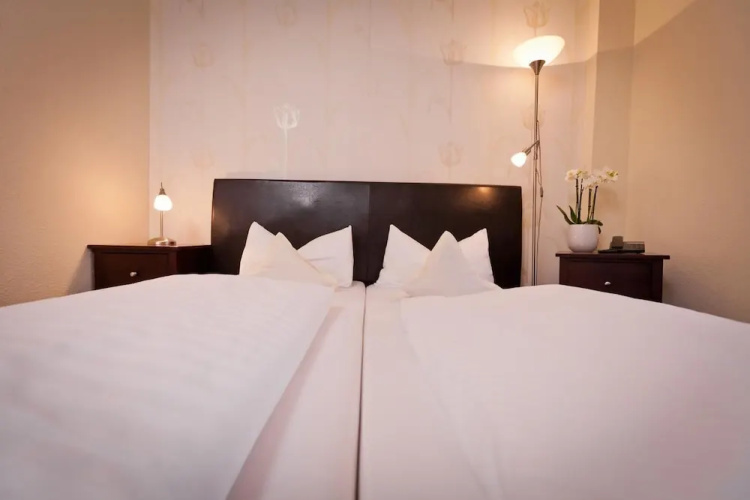 Hotel Spies