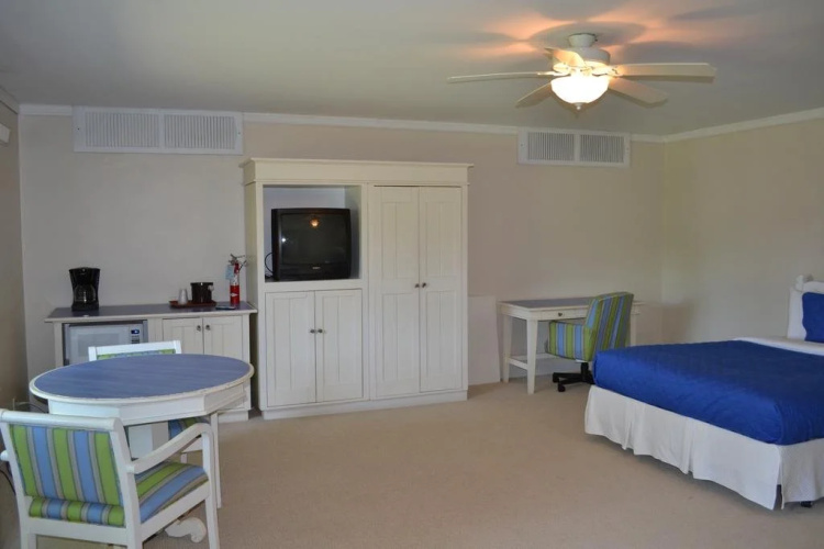 Buzz's Lakeside Inn
