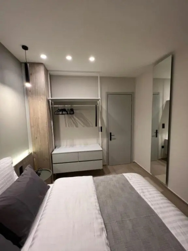 8 Blocks Apartments 4B