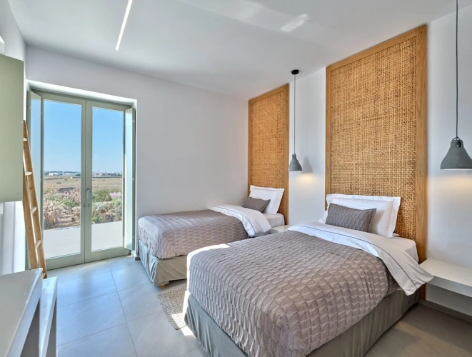 6 Bedrooms Luxury Villa