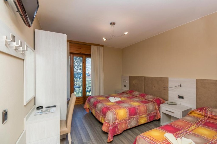 Standard Triple room with balcony