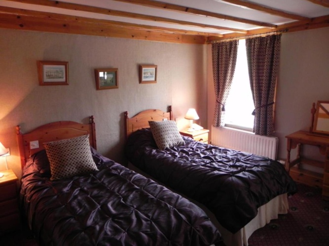 Standard Triple room