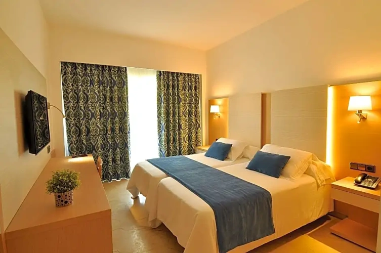 Standard Triple room with balcony