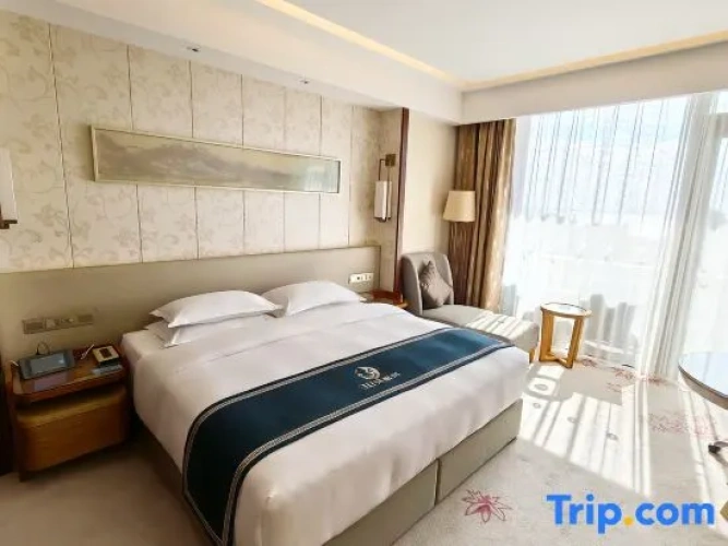 Deluxe Suite with garden view