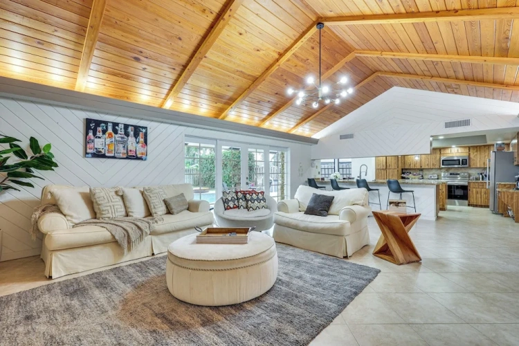 5 Bedrooms Cottage