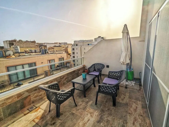 Modern 3 Bedroom Penthouse With Rooftop Views