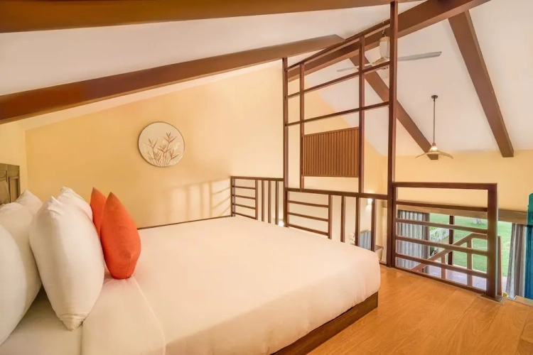 Villa with balcony and beachfront