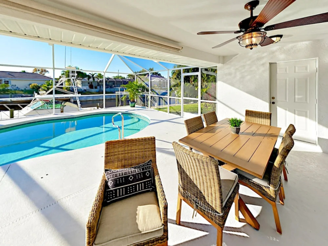 Chic Canalfront - 4 Br Home