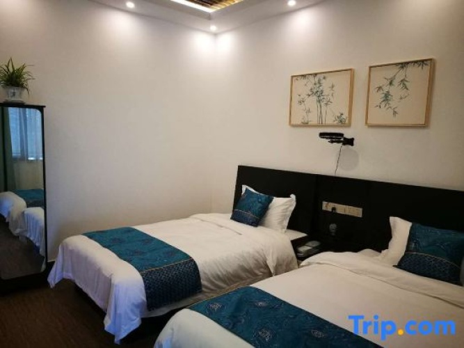 5 Bedrooms Villa