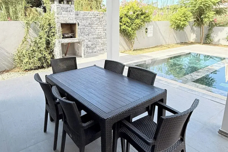 Villa-sleeps 8-parking-pool-bbq