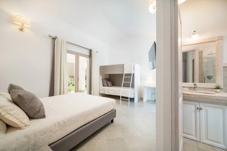 Standard Family Basement room with garden view