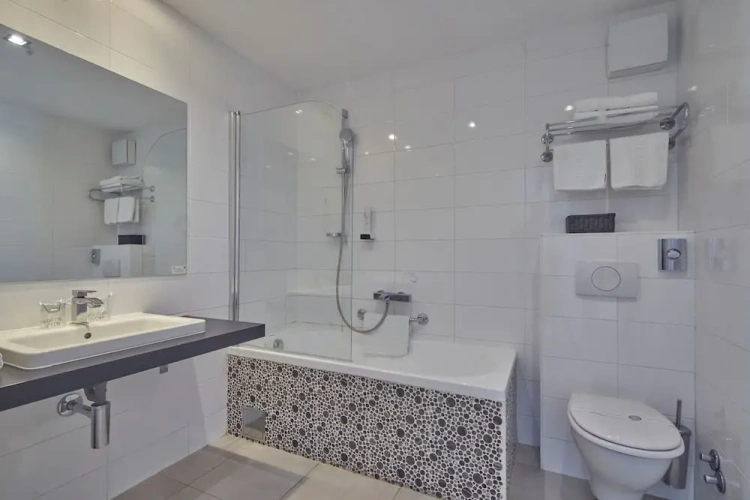 Superior room with balcony and with partial sea view