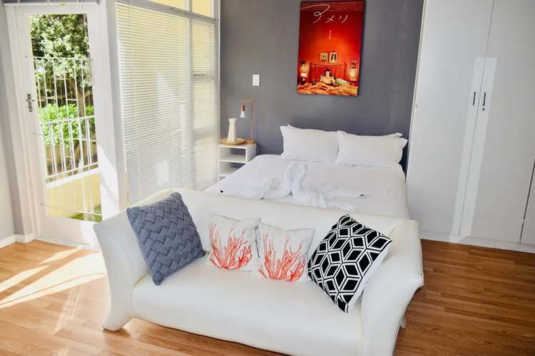 Studio Apartment With Balcony in Green Point