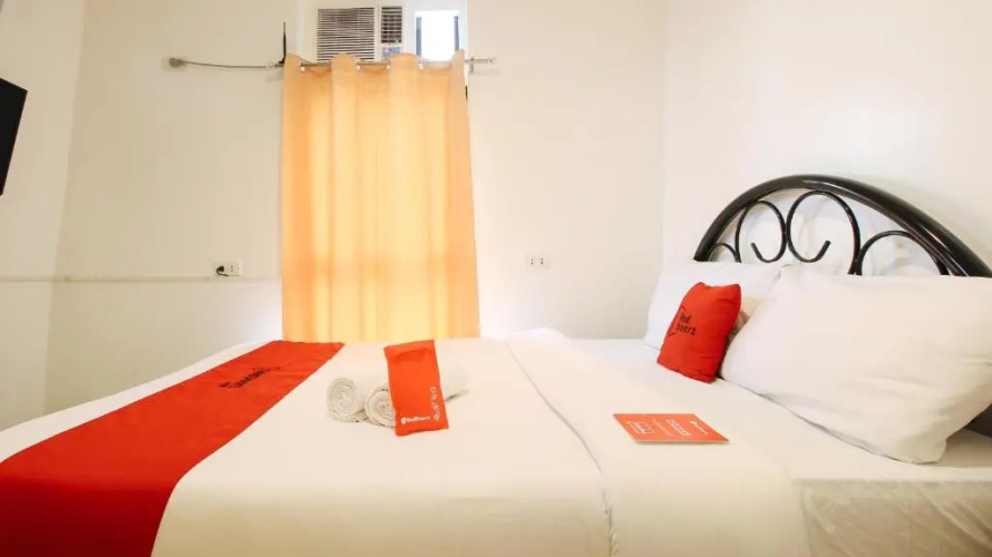 RedDoorz Plus @ Jardin Suites Guadalupe Nuevo